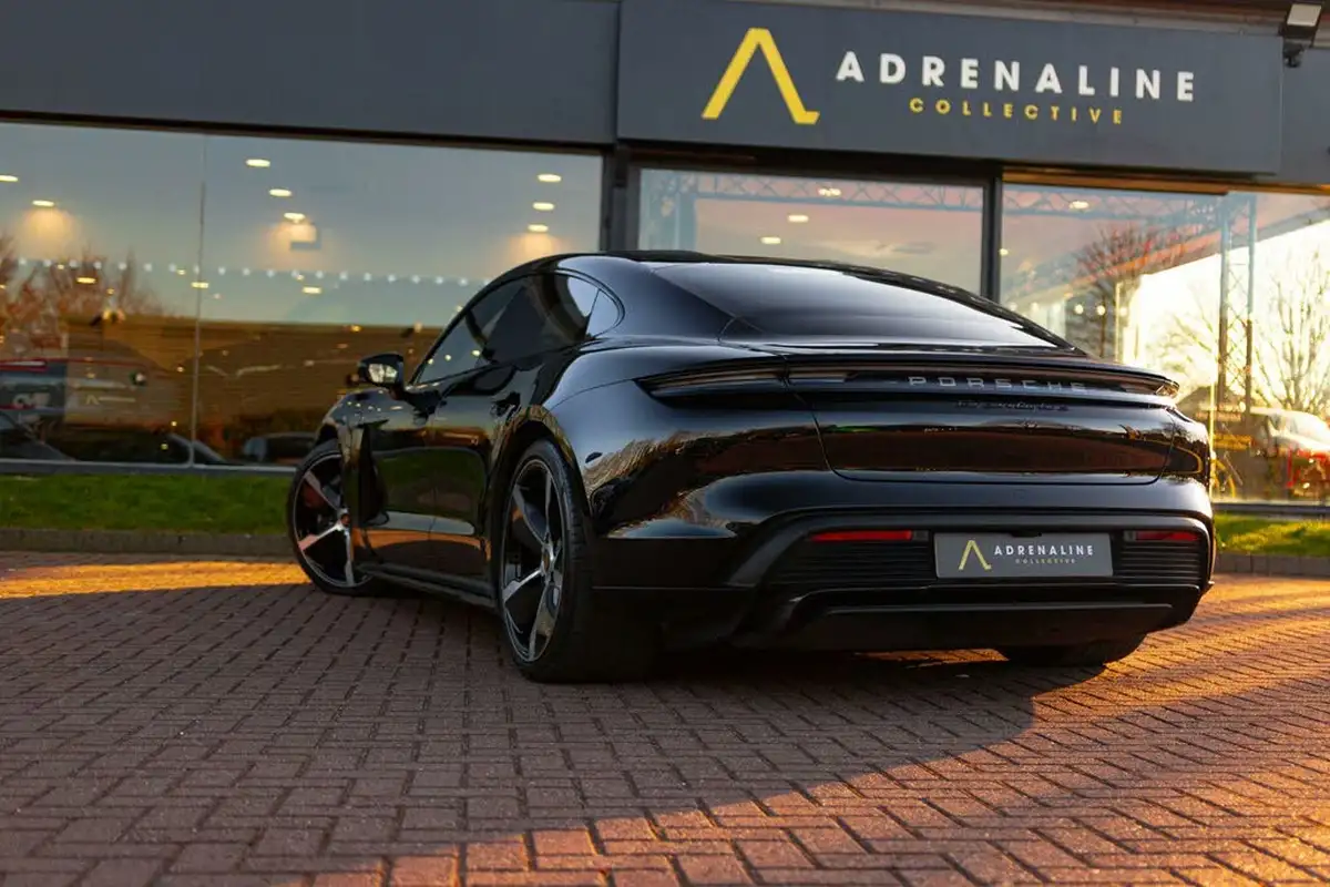 2021-porsche-taycan-e-turbo-s-big-13