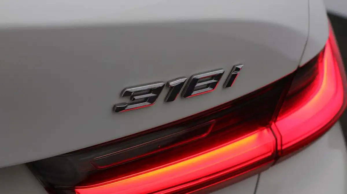2021-bmw-3-series-20-318i-sport-saloon-4d-big-19