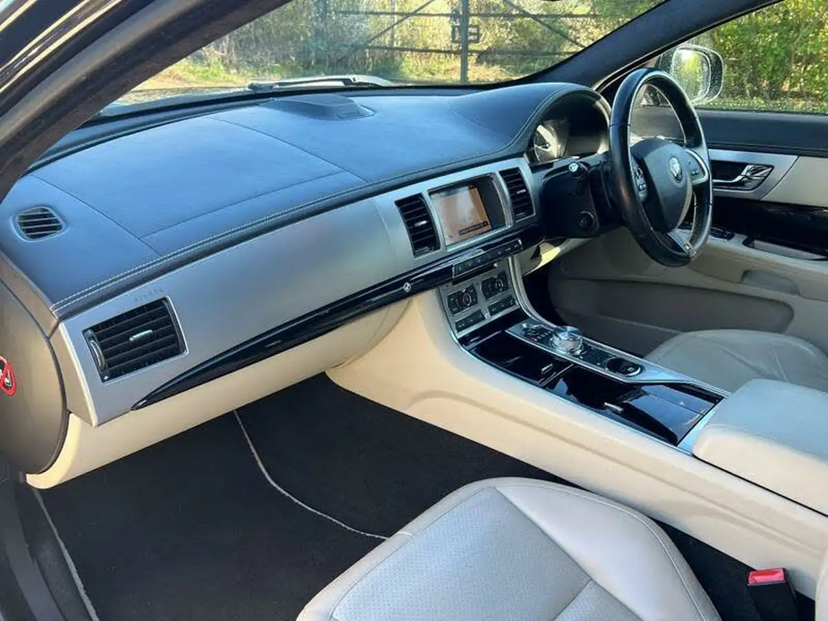 2015-jaguar-xf-30td-s-portfolio-sportbrake-5d-big-14