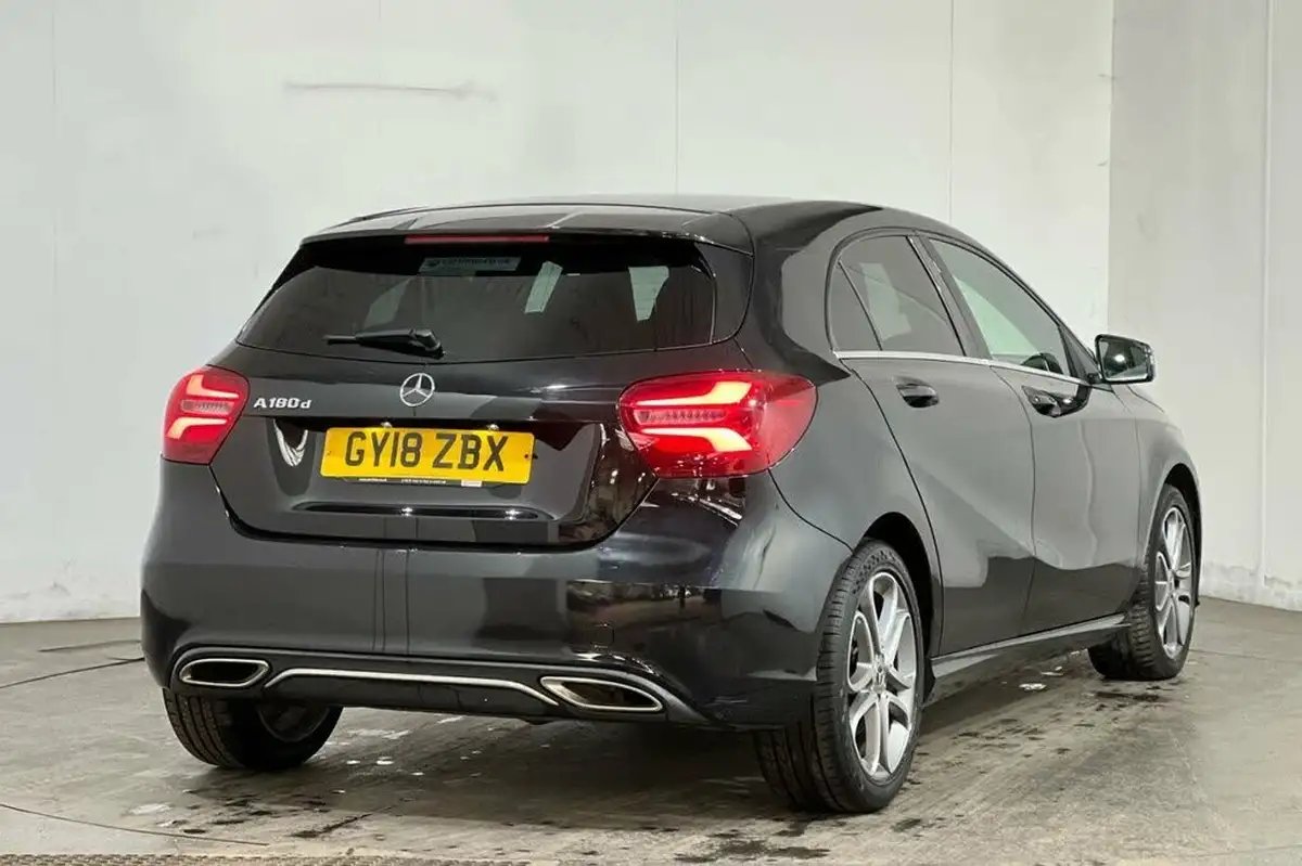 2018-mercedes-benz-a-class-15d-a180d-sport-edition-7g-dct-big-14