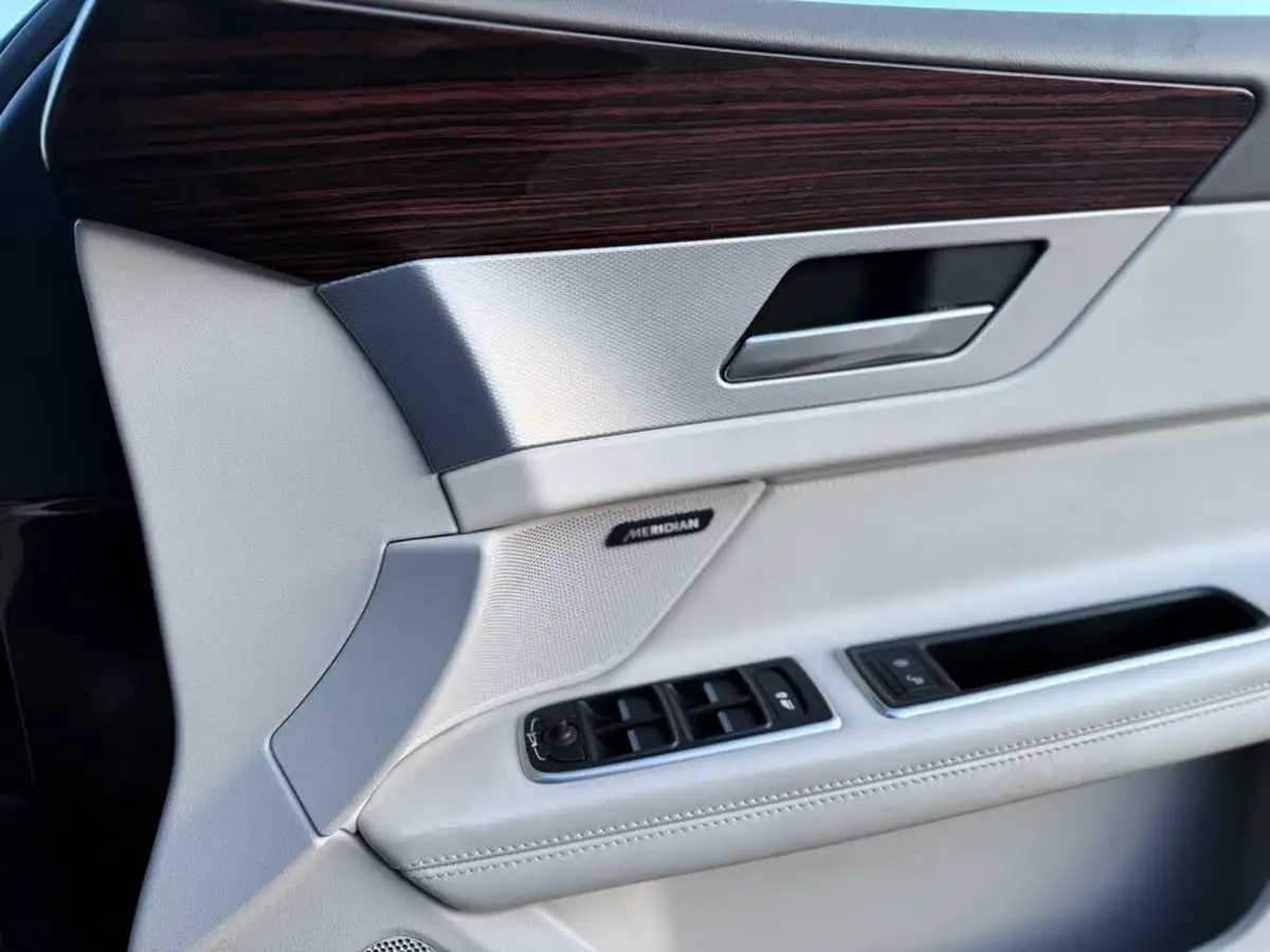 2017-jaguar-xf-20td-portfolio-180ps-awd-saloon-4d-1999cc-auto-big-24