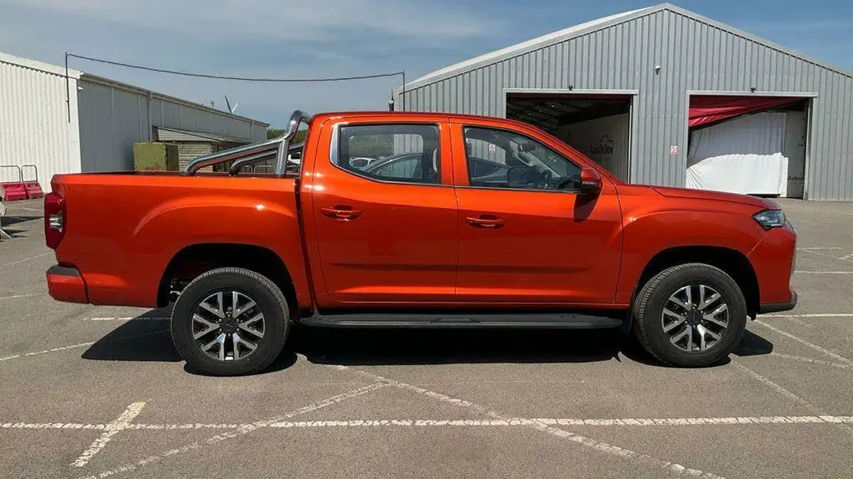 2023-maxus-t90ev-e-8855kwh-big-5
