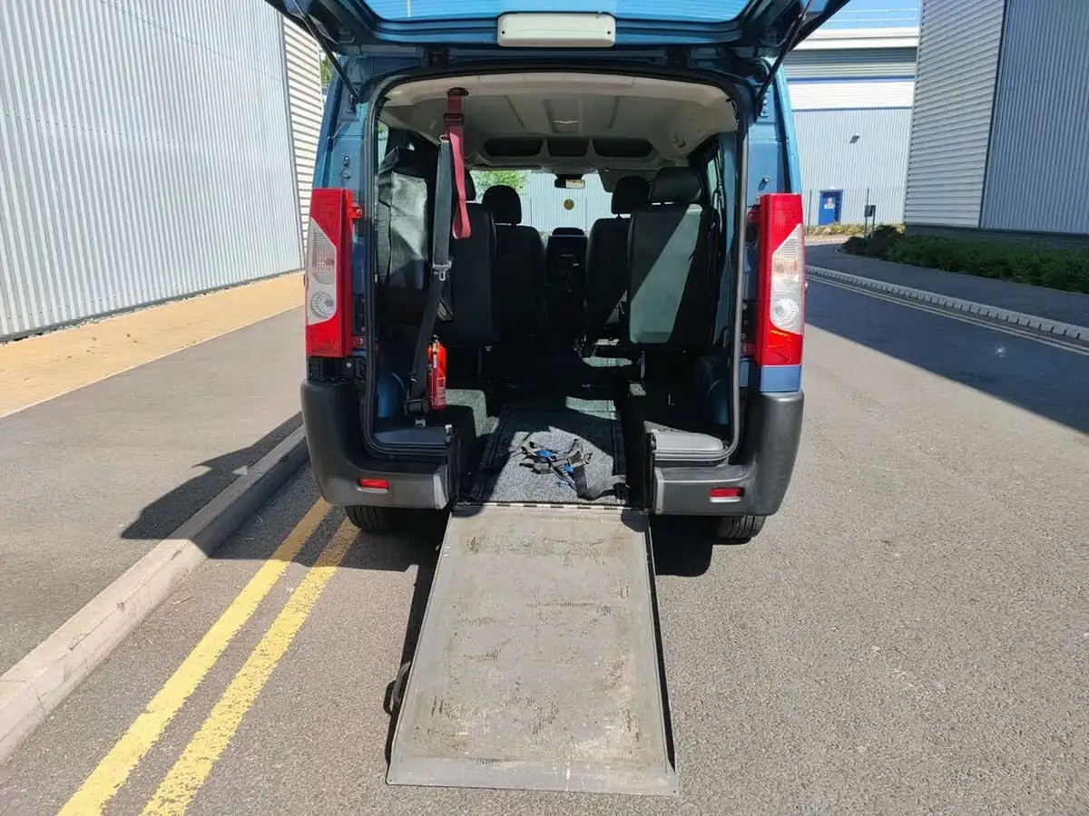 2011-peugeot-expert-tepee-16td-tepee-comfort-l2-big-8