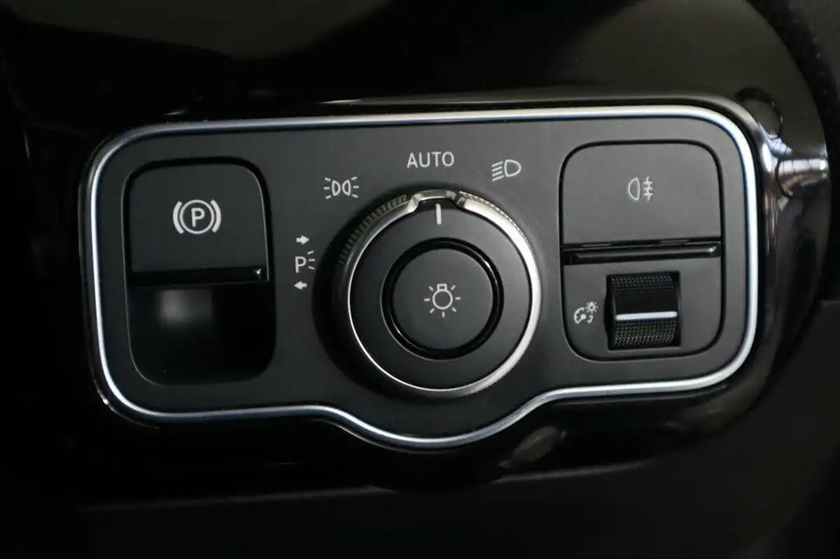 2021-mercedes-benz-a-class-13-a250e-amg-line-hatchback-5d-big-21