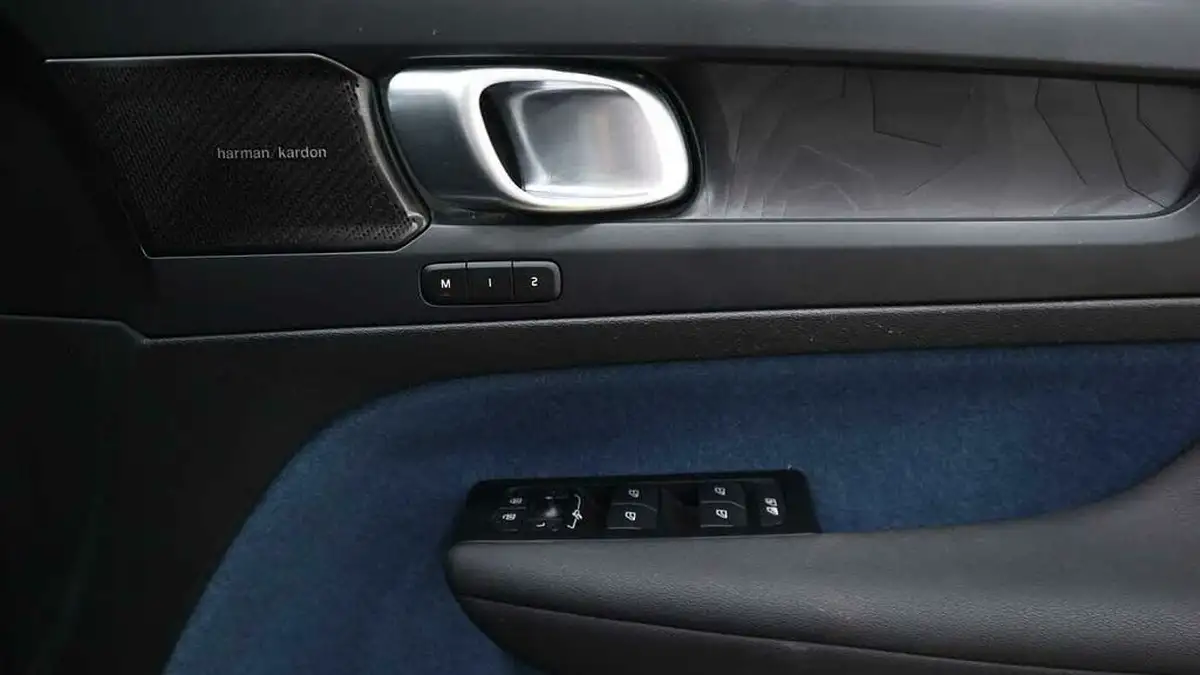 2022-volvo-c40-e-twin-recharge-pro-big-23