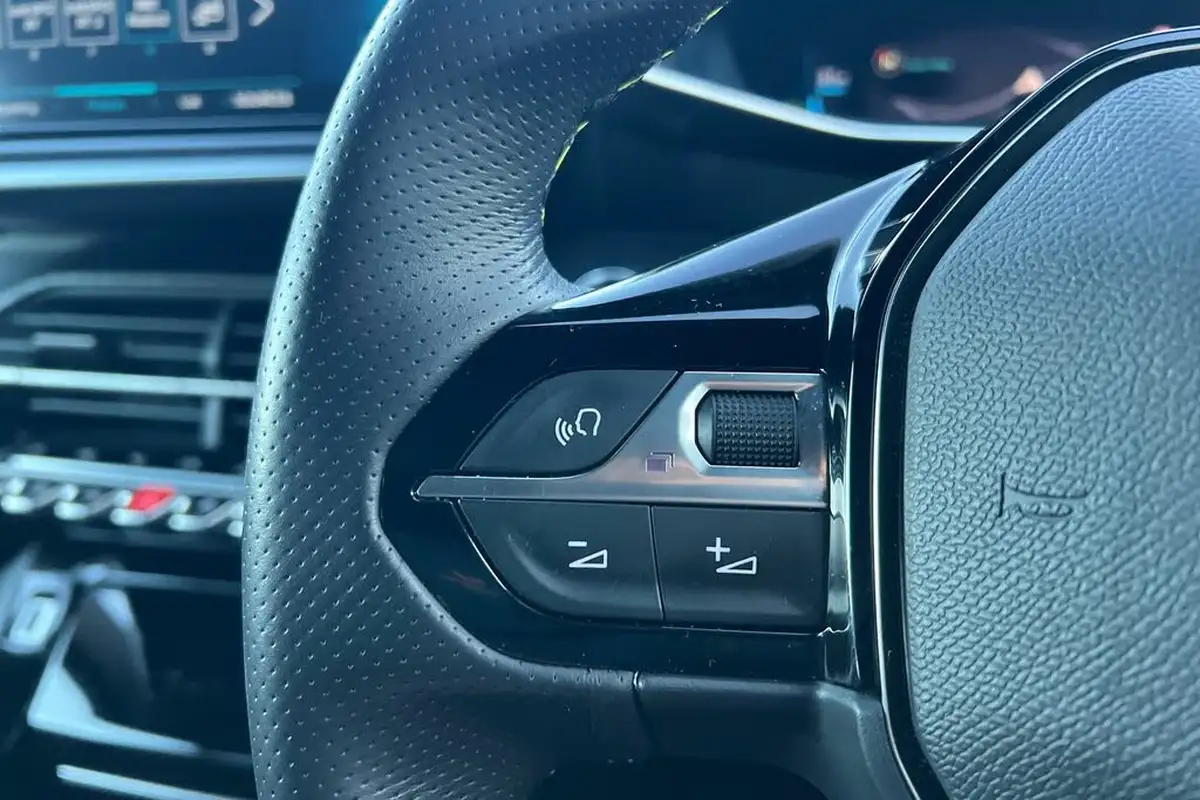 2022-peugeot-2008-suv-e-gt-premium-big-23