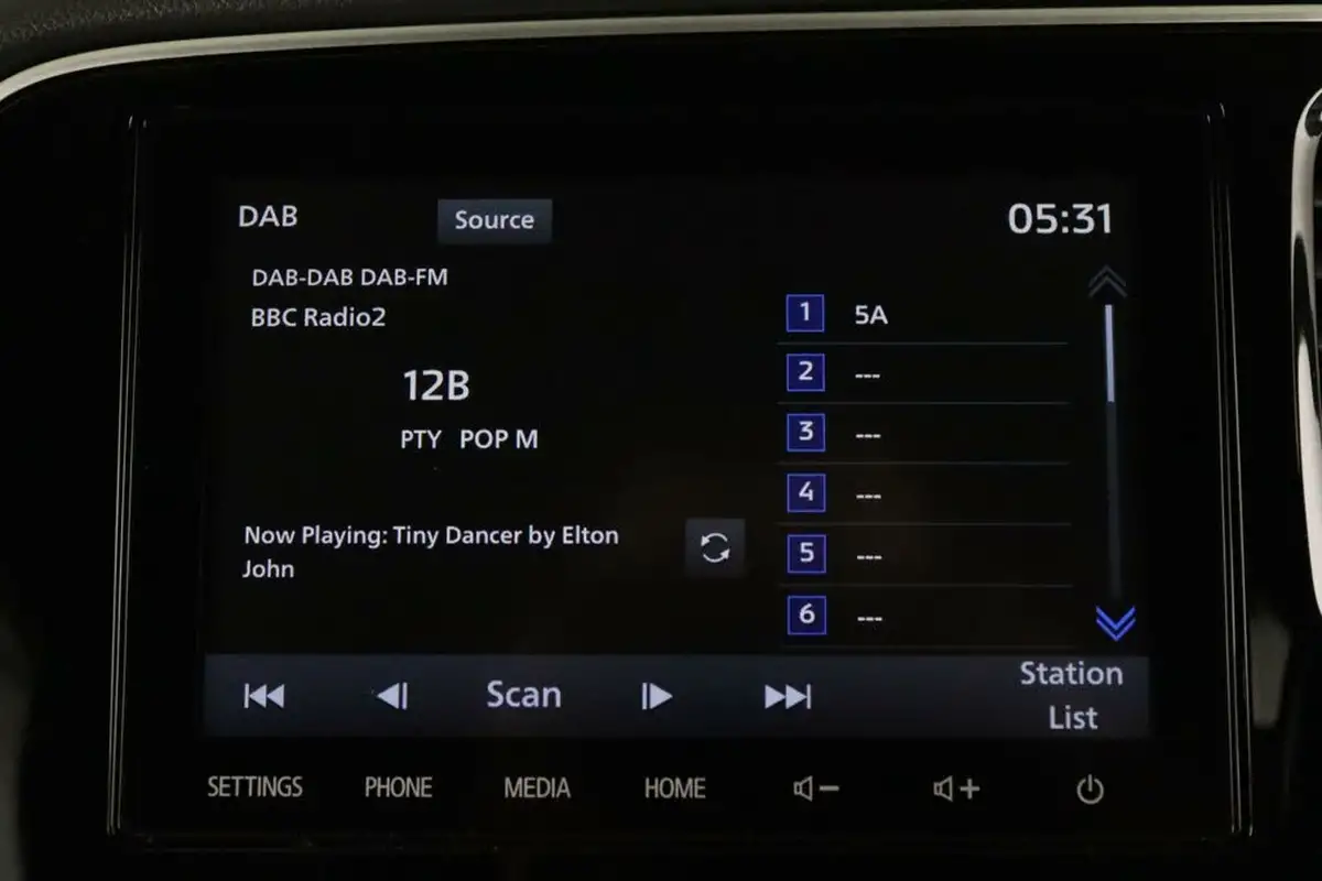 2019-mitsubishi-outlander-24-dynamic-phev-big-22