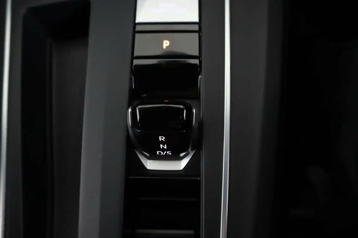2022-volkswagen-golf-15-etsi-r-line-150ps-hatchback-big-21