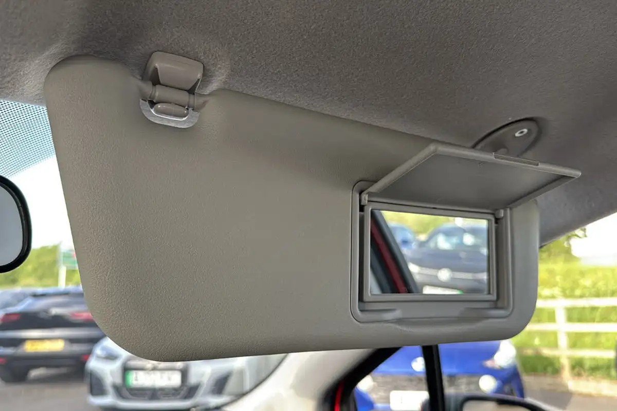 2018-toyota-yaris-15-vvt-i-icon-navi-hybrid-big-32