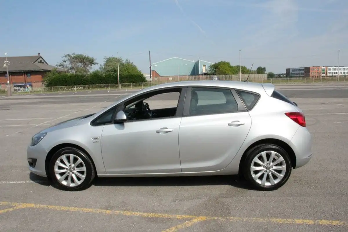 2012-vauxhall-astra-16-active-16v-vvt-big-10