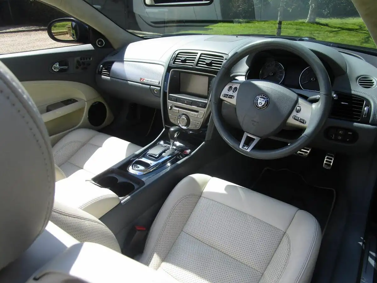 2010-jaguar-xkr-big-30