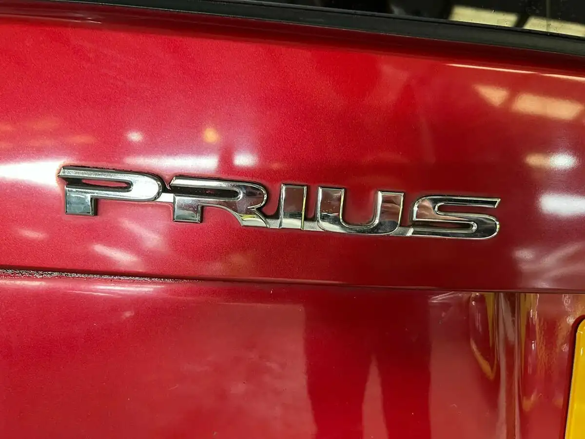 2010-toyota-prius-big-17