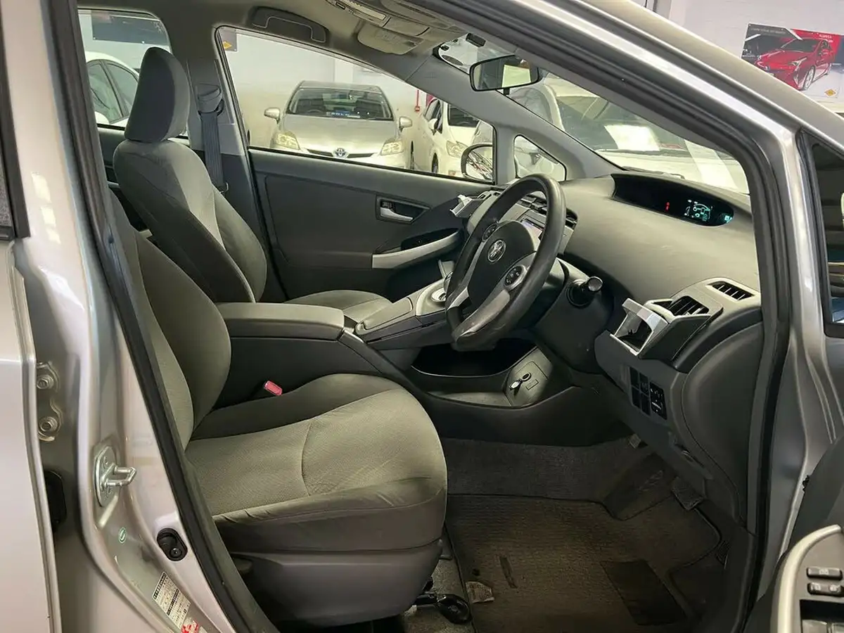 2010-toyota-prius-big-11