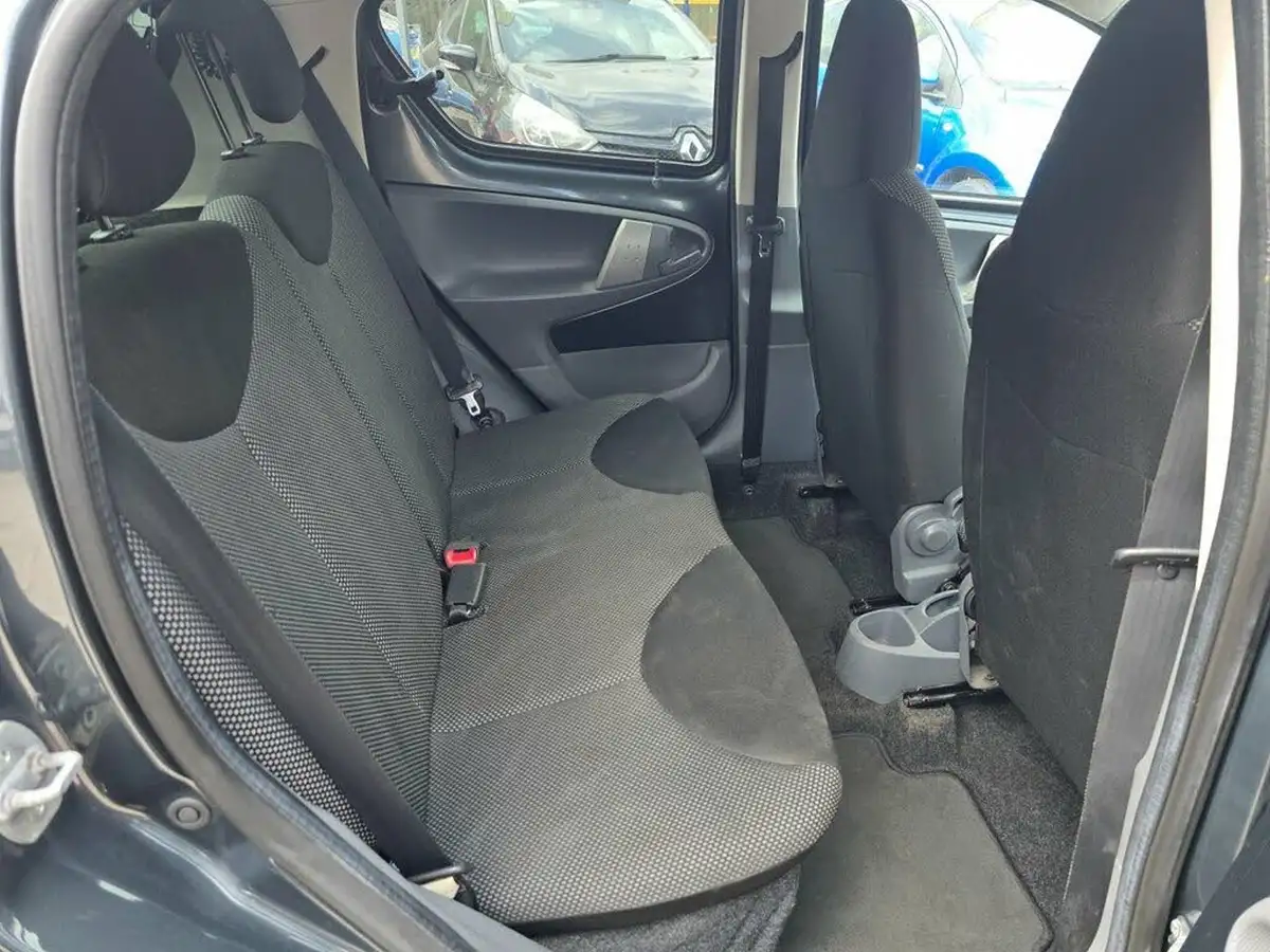 2011-toyota-aygo-10-aygo-go-vvt-i-5d-big-22