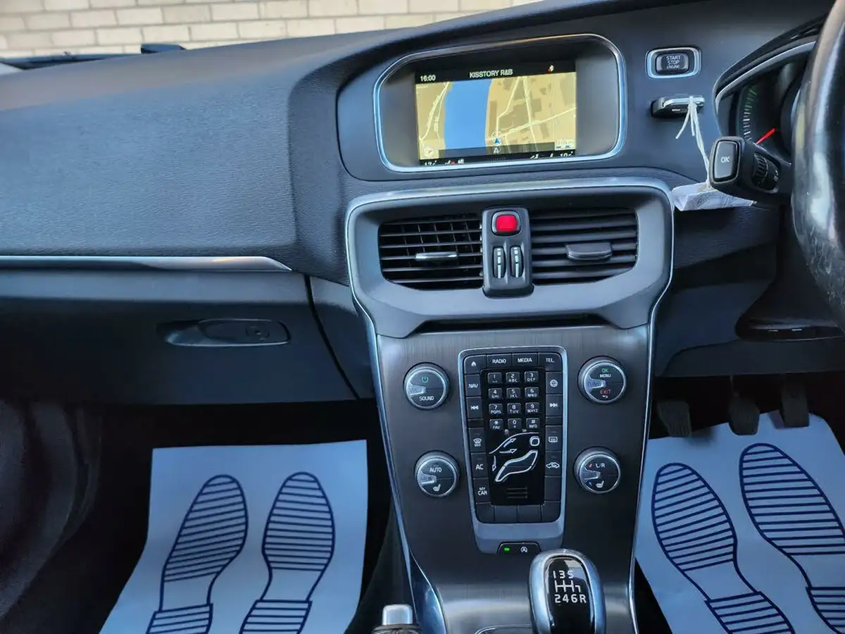 2015-volvo-v40-20td-d4-se-lux-big-10