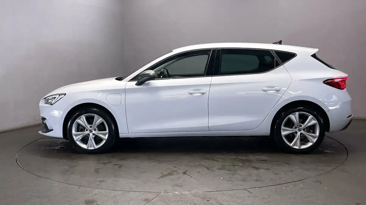 2021-seat-leon-14-e-hybrid-fr-hatchback-big-4