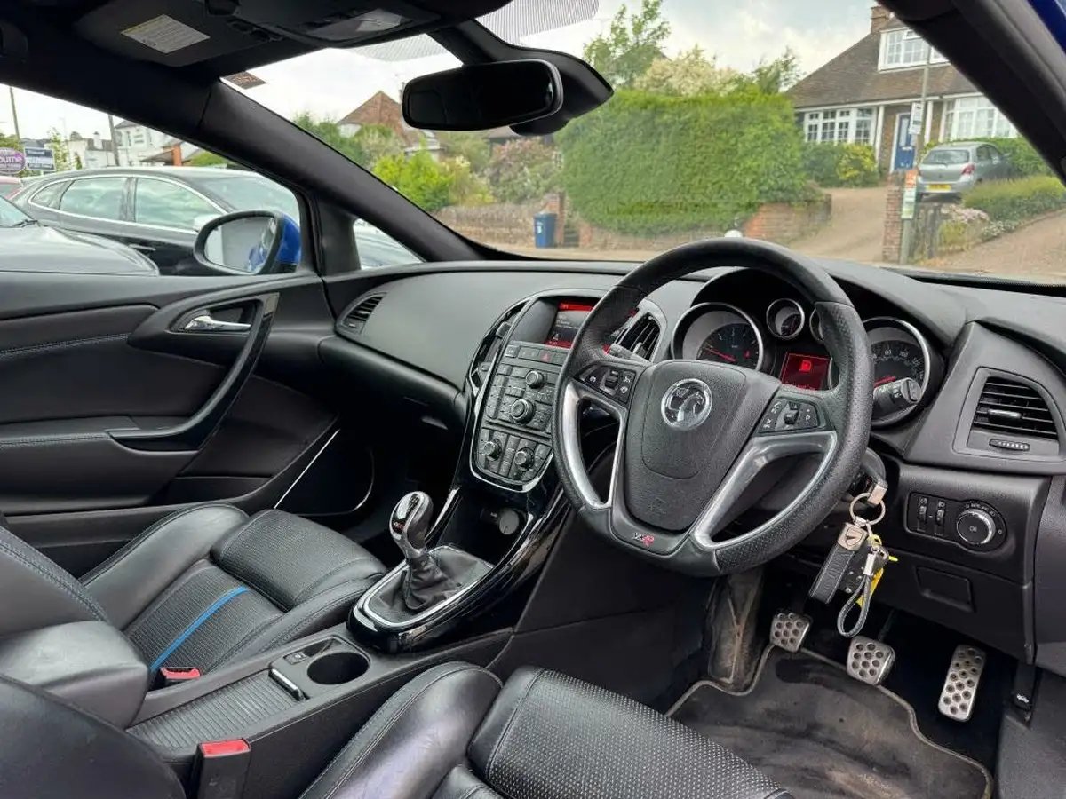 2016-vauxhall-gtc-20i-turbo-vxr-big-14