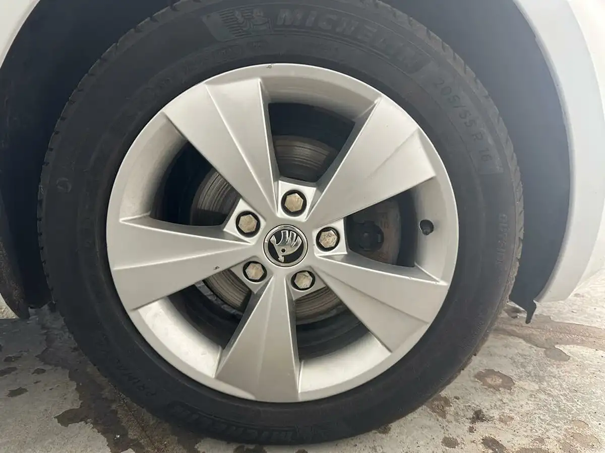2019-skoda-octavia-16tdi-se-technology-estate-big-24