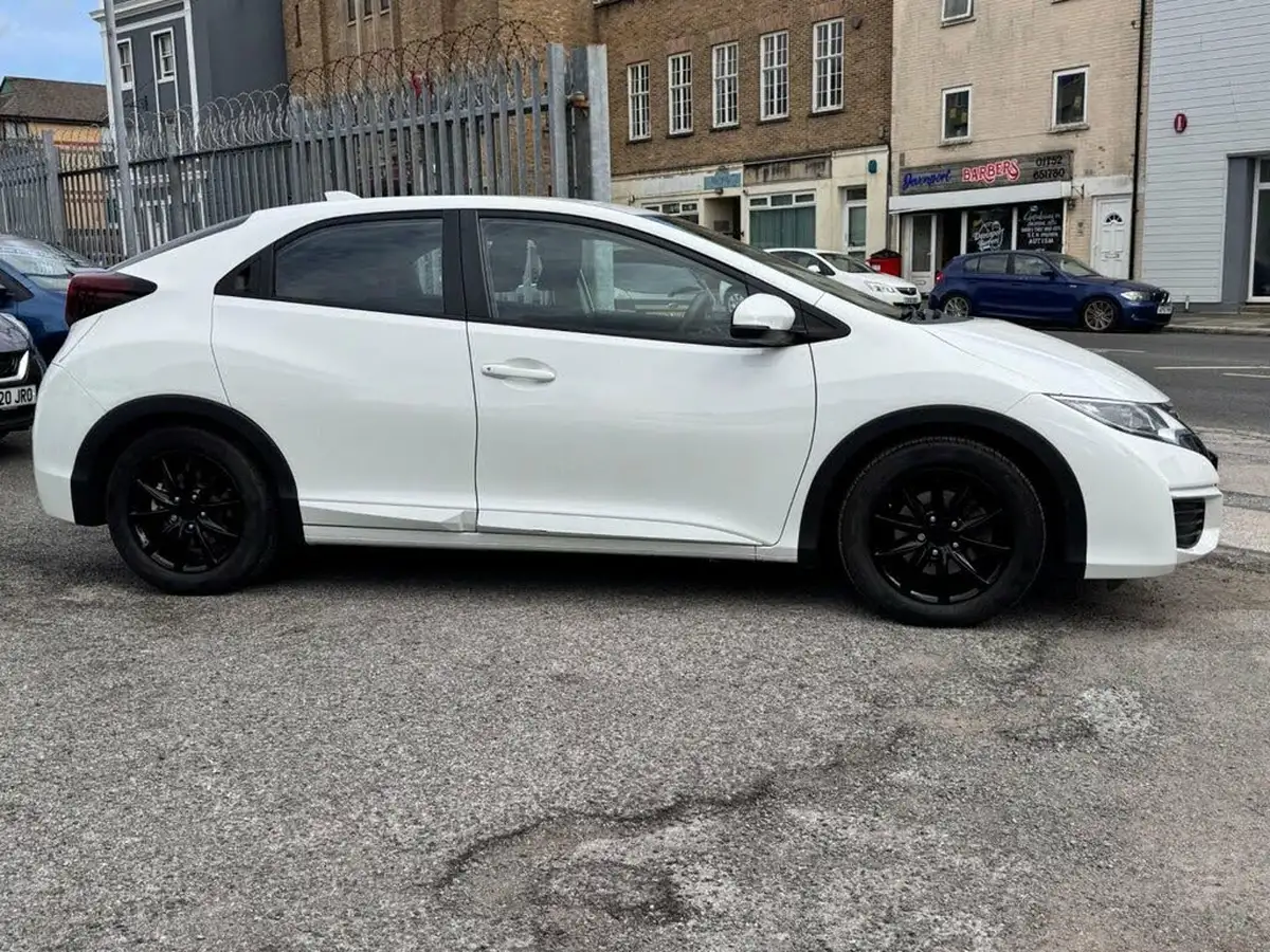 2015-honda-civic-18-s-1-cd-hatchback-big-4