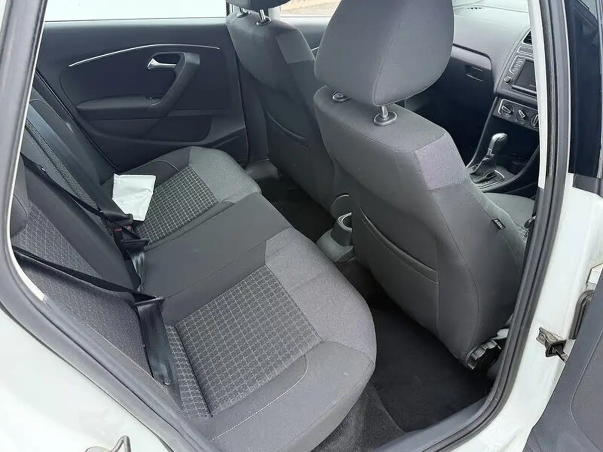 2015-volkswagen-polo-big-14