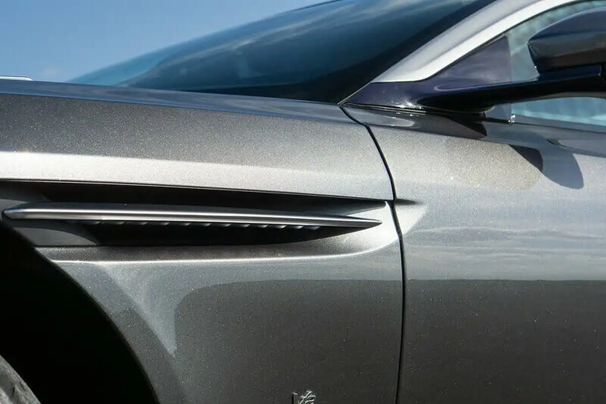 2017-aston-martin-db11-52-v12-launch-edition-big-8
