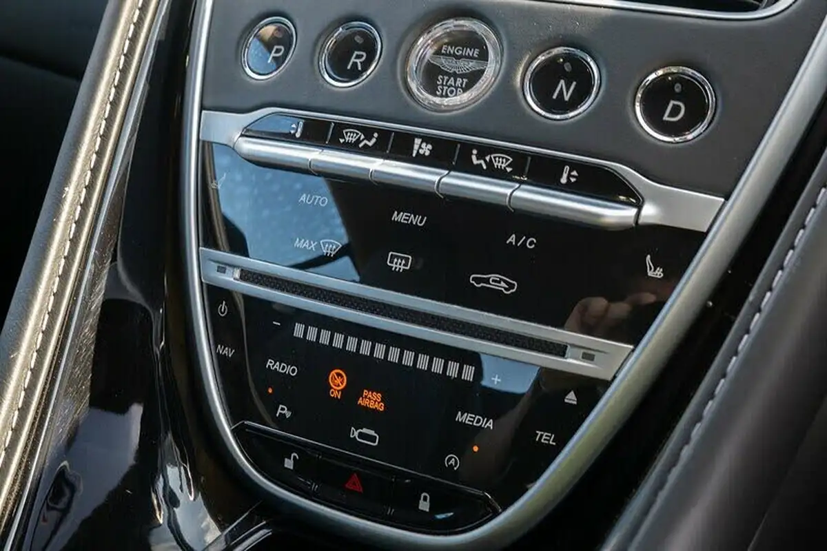 2017-aston-martin-db11-52-v12-launch-edition-big-32