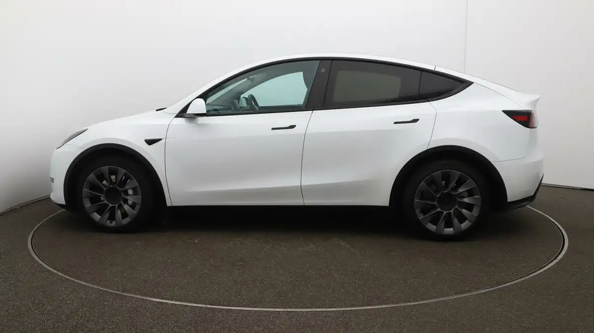 2023-tesla-model-y-e-long-range-big-61