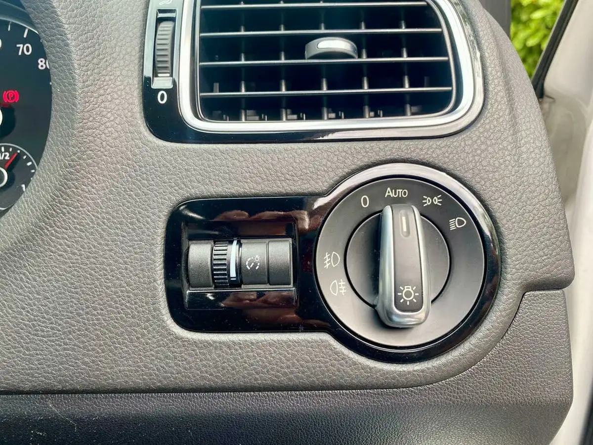 2013-volkswagen-polo-14-bluegt-3d-big-79