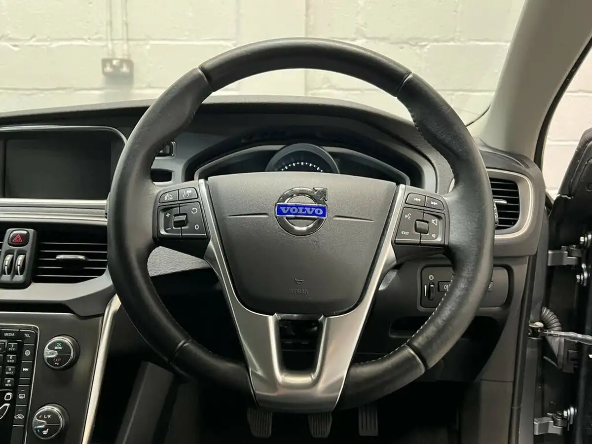 2014-volvo-v40-20td-d3-se-lux-big-12