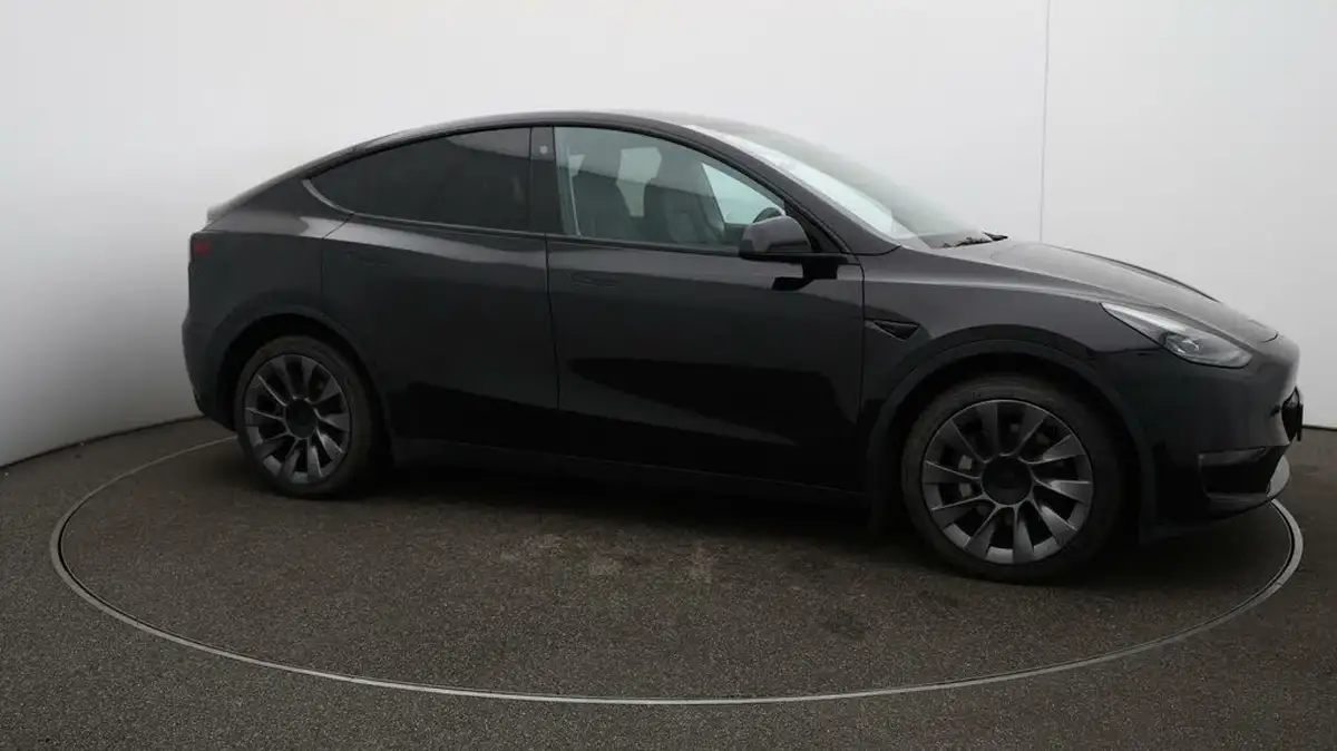 2022-tesla-model-y-e-long-range-big-44