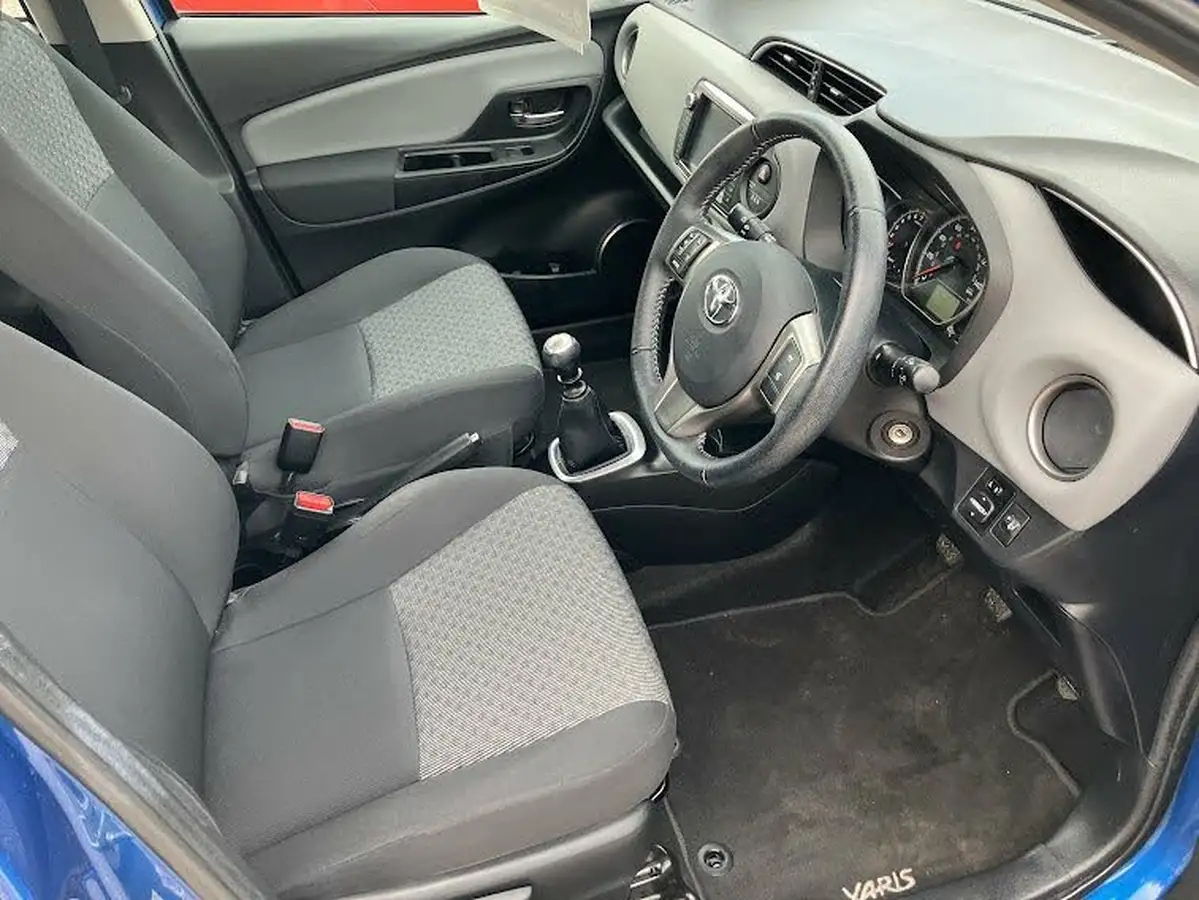 2015-toyota-yaris-133-icon-vvt-i-5d-big-8