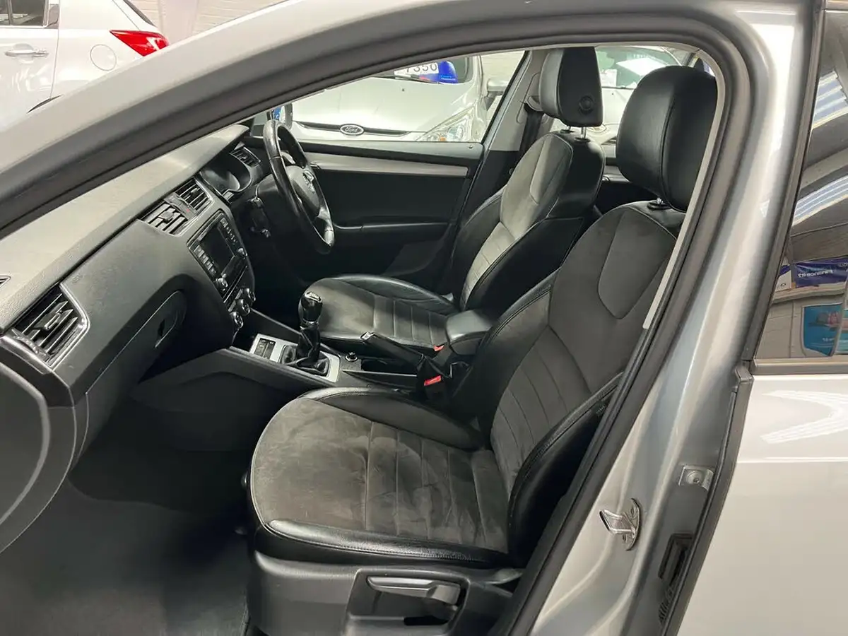 2015-skoda-octavia-20tdi-elegance-hatchback-big-20