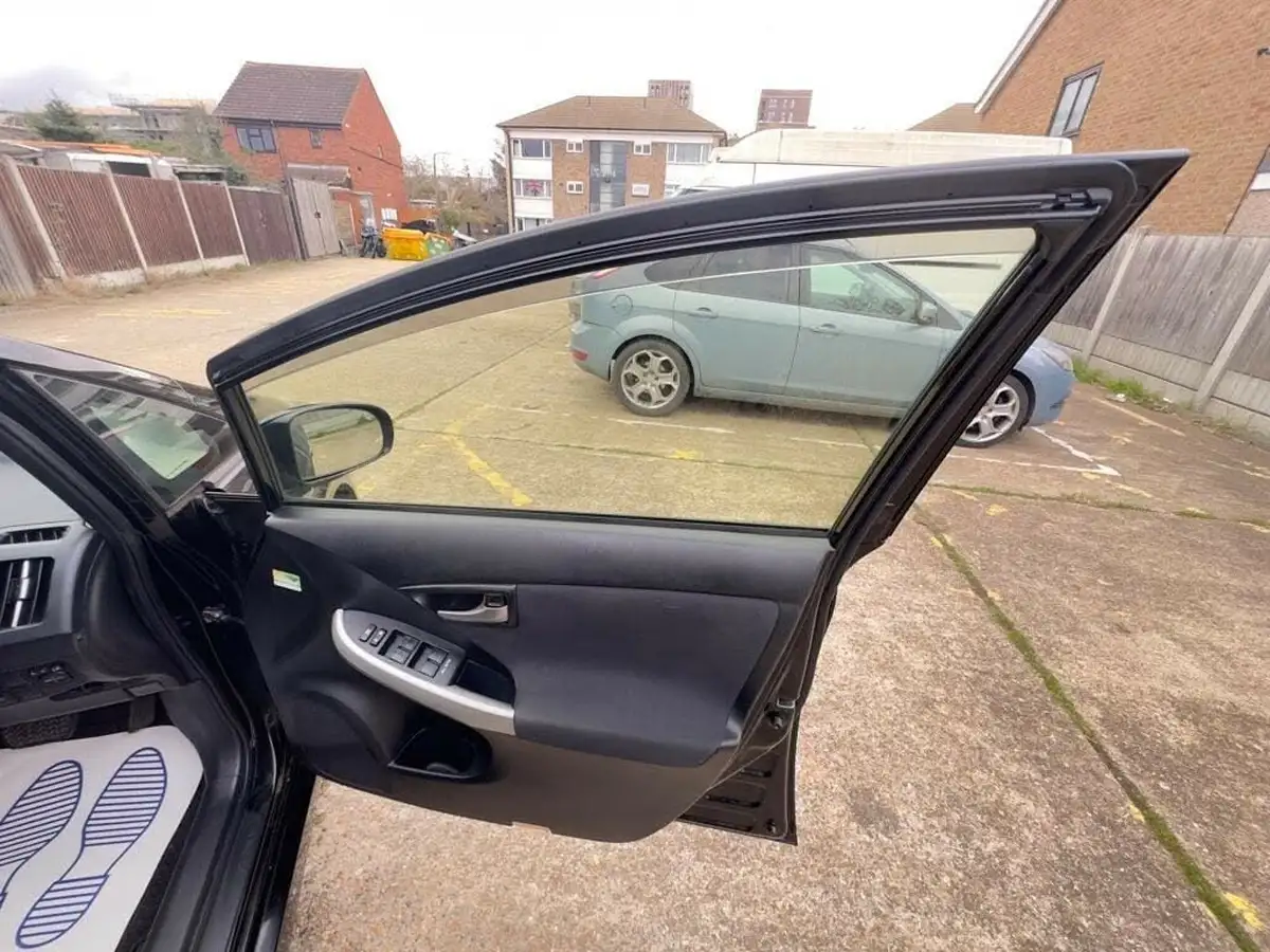 2012-toyota-prius-big-36