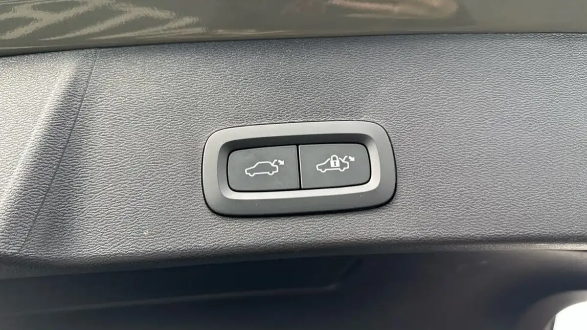 2024-volvo-xc40-20-b3-plus-big-22