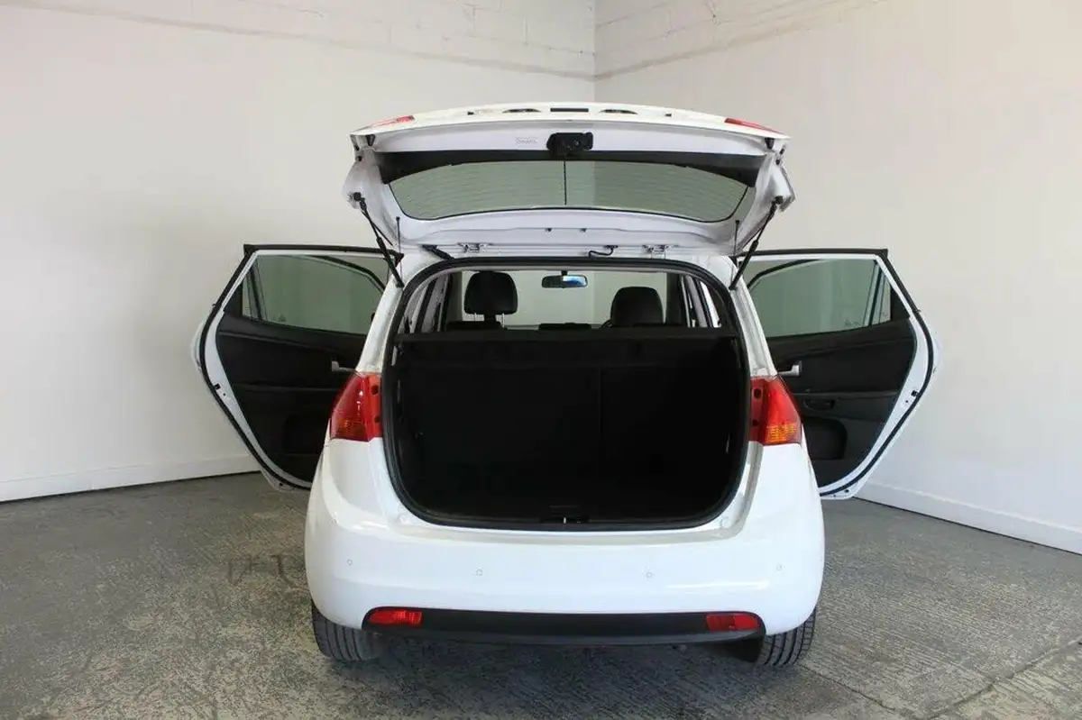 2011-kia-venga-16-3-auto-big-16