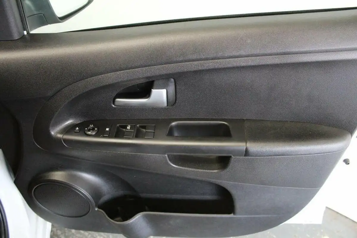 2011-kia-venga-16-3-auto-big-40