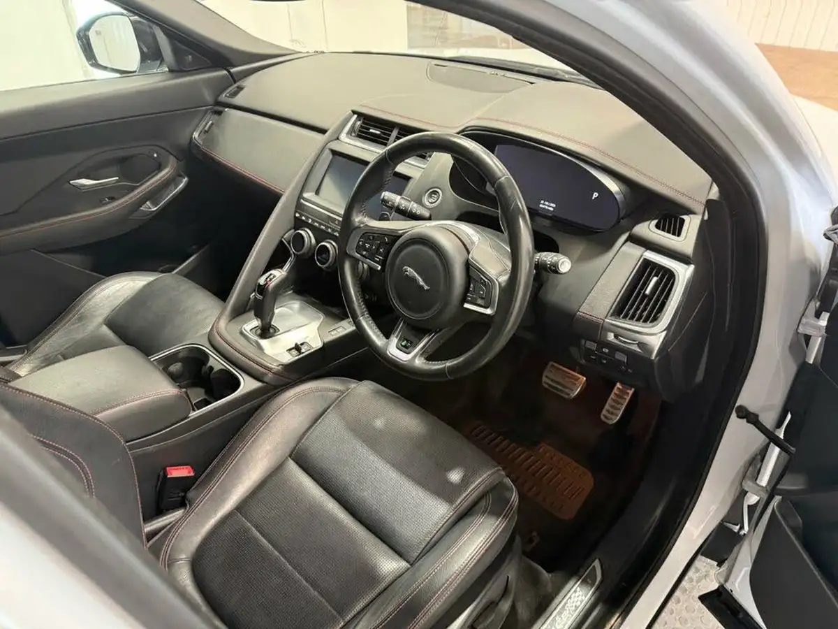 2020-jaguar-e-pace-20-i4d-chequered-flag-180ps-big-11