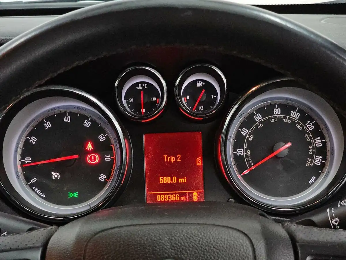 2013-vauxhall-astra-14-sri-turbo-140ps-1364cc-big-46