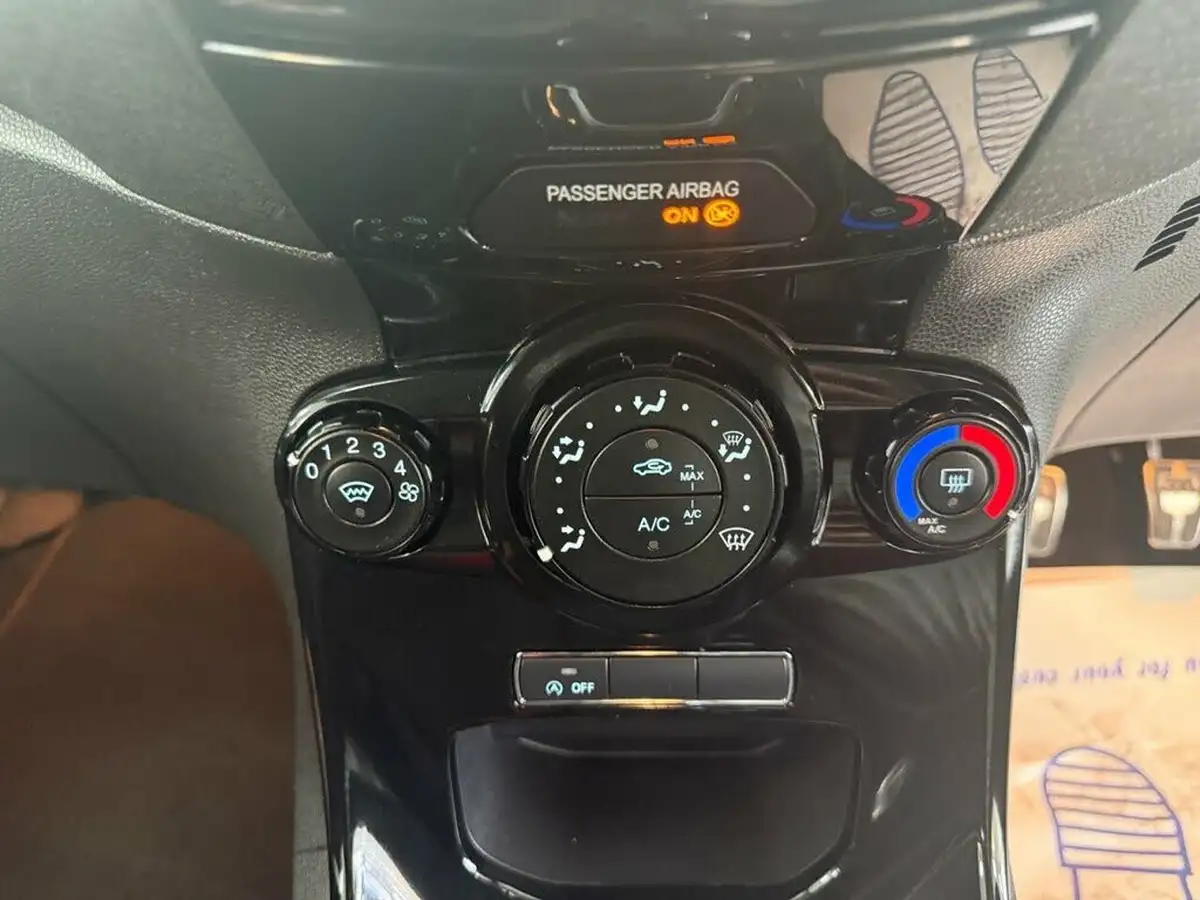 2015-ford-fiesta-10-zetec-s-black-edition-big-35