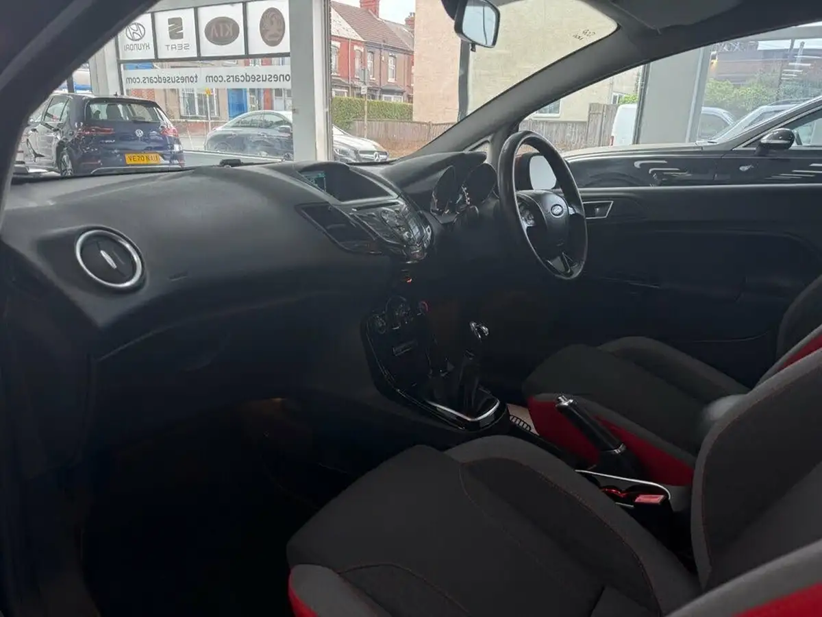2015-ford-fiesta-10-zetec-s-black-edition-big-11