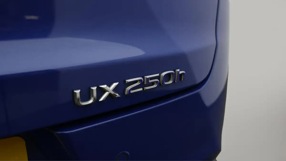 2021-lexus-ux-250h-20-takumi-big-21