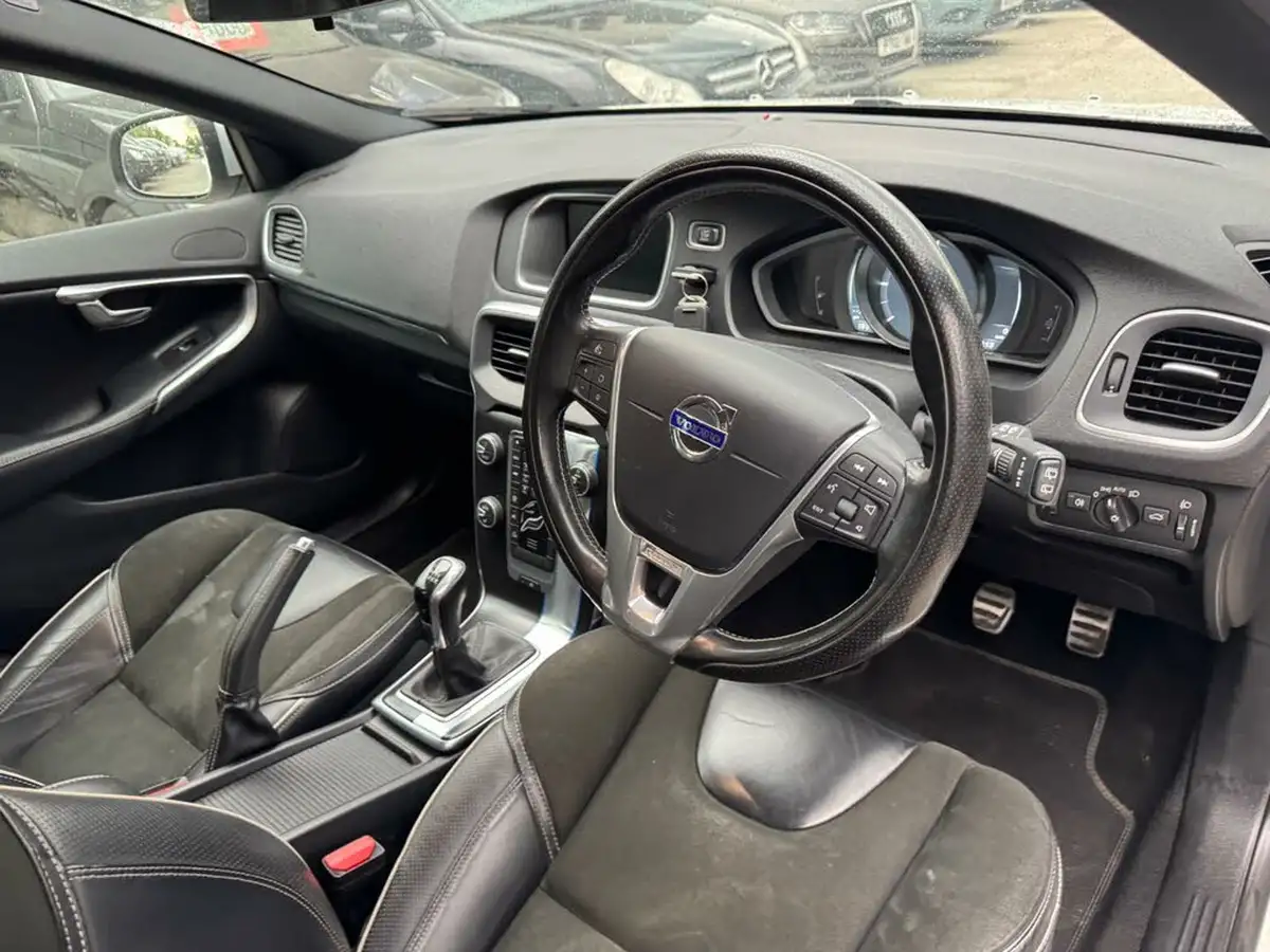 2016-volvo-v40-20td-d3-r-design-nav-big-21