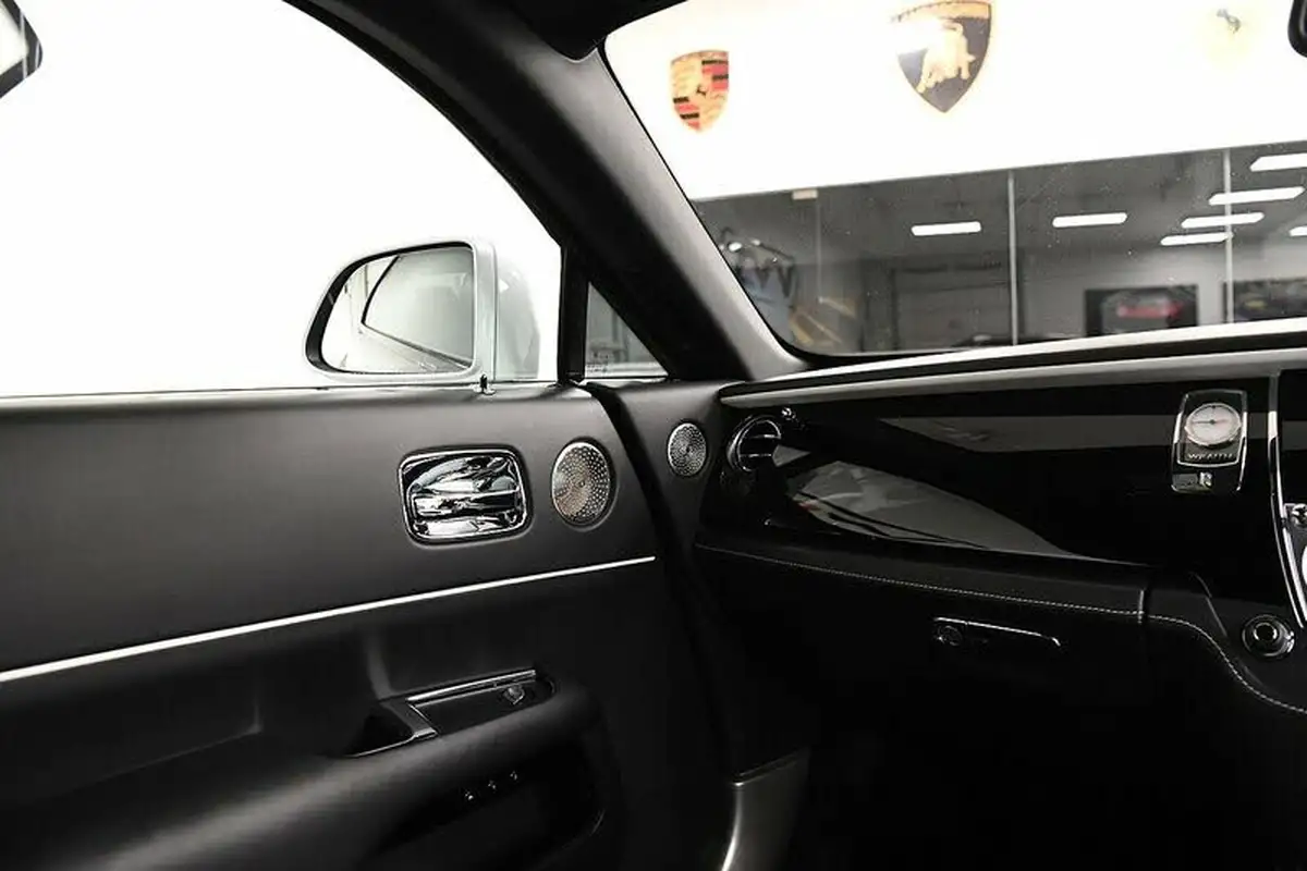 2017-rolls-royce-wraith-66-no-trim-big-15