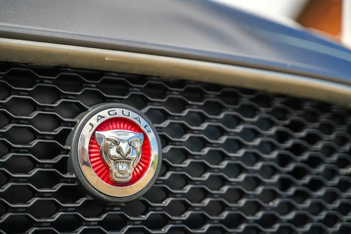 2017-jaguar-xe-20d-r-sport-163ps-ss-1999cc-big-32