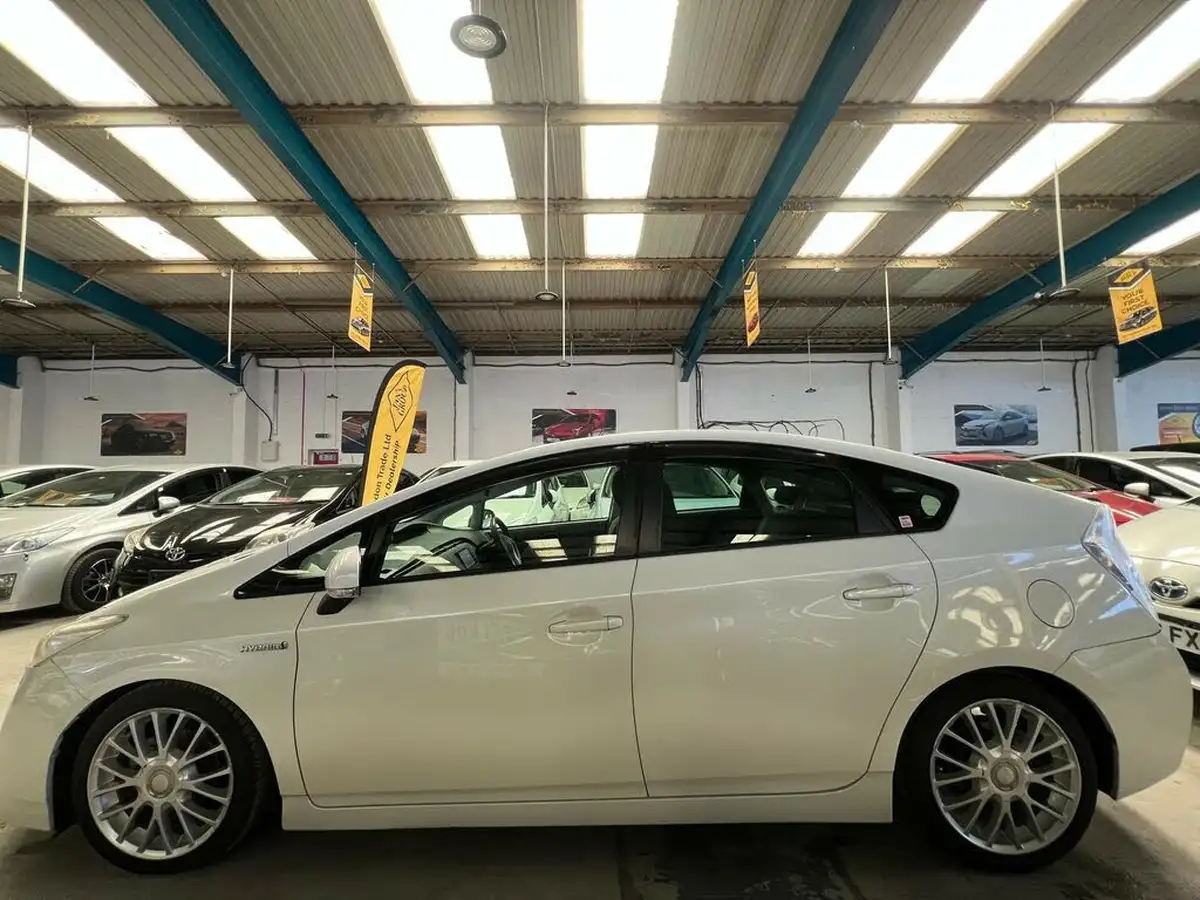 2010-toyota-prius-big-12