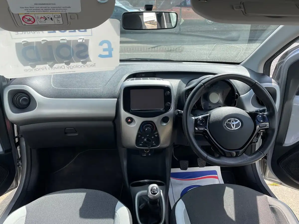2015-toyota-aygo-10-vvt-i-x-play-5d-big-17