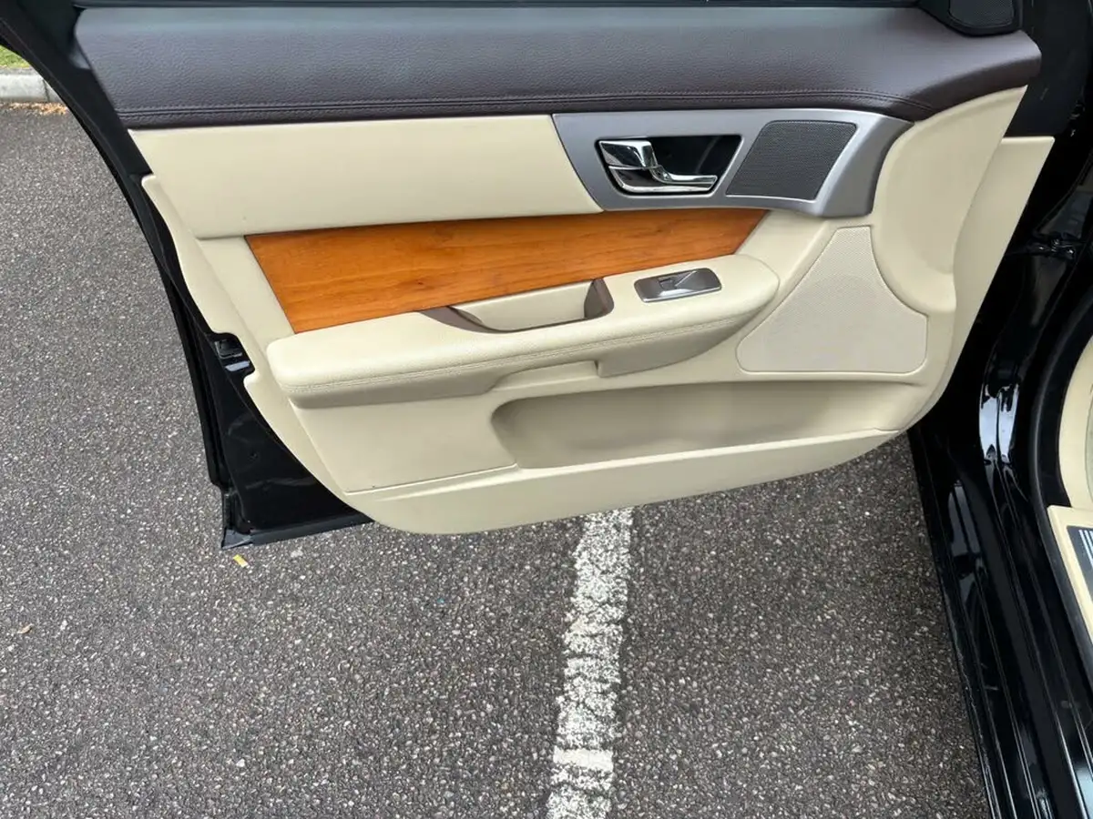 2010-jaguar-xf-30-luxury-big-24