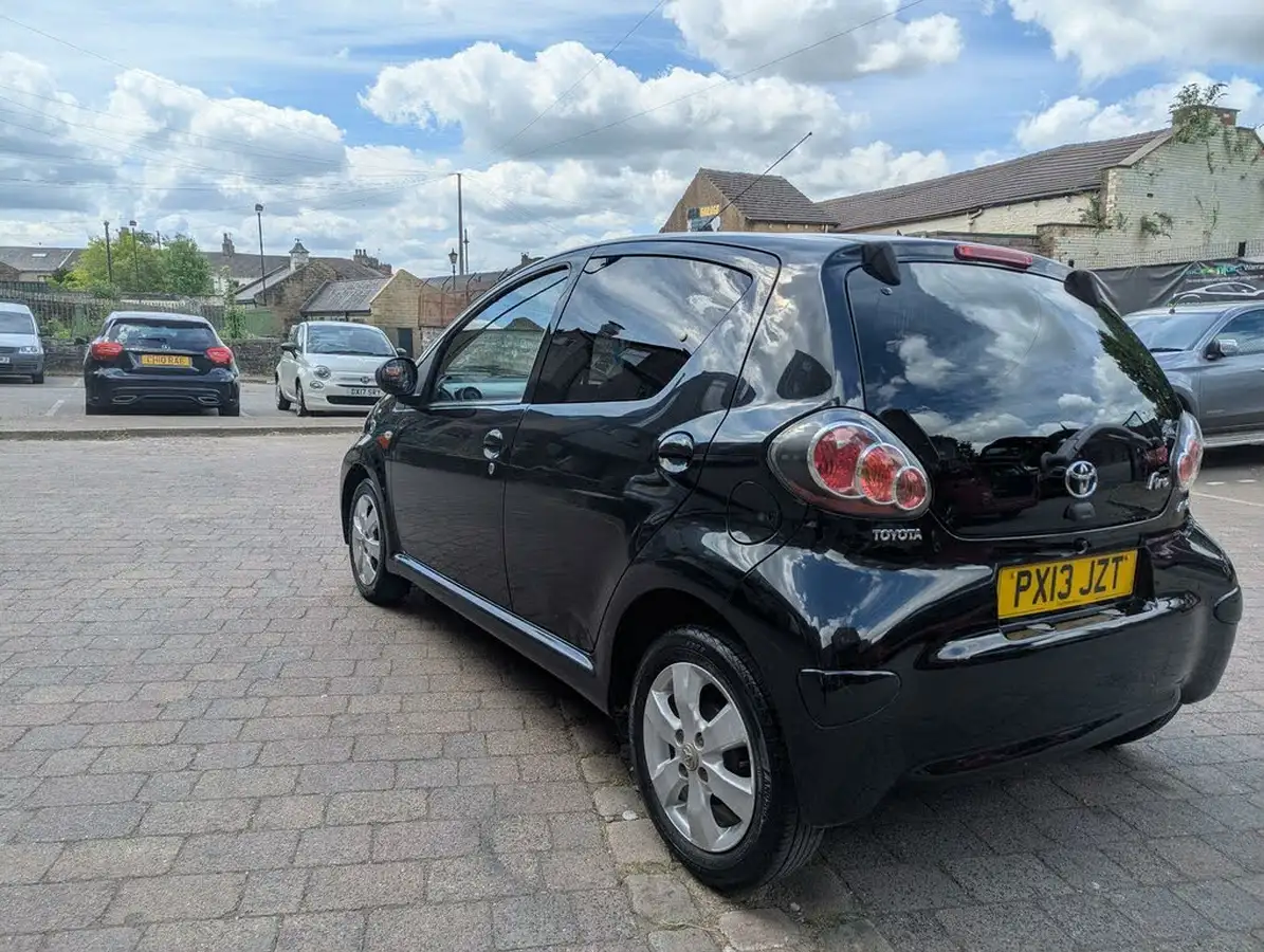 2013-toyota-aygo-10-aygo-fire-5d-big-7