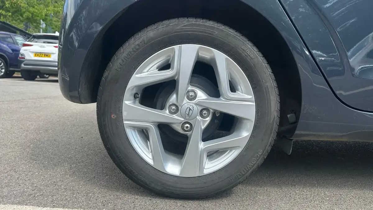 2022-hyundai-i10-12-se-connect-auto-big-18