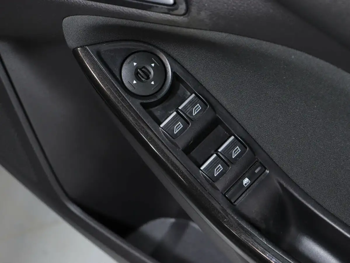 2015-ford-focus-15-titanium-hatchback-big-34